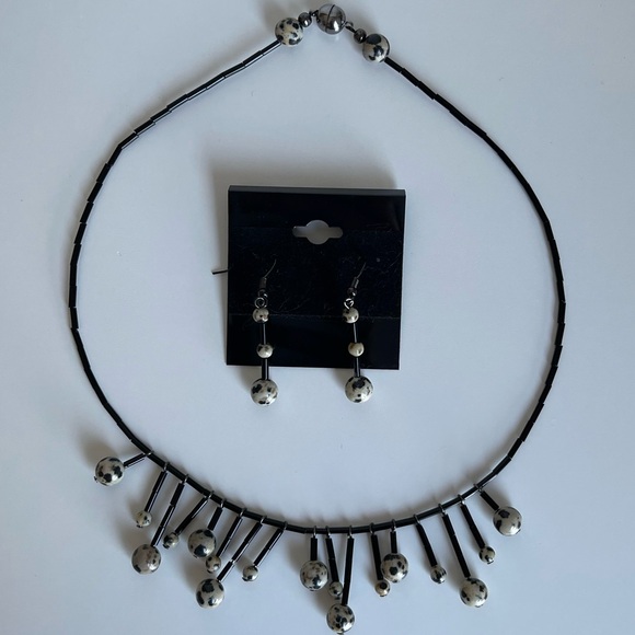 💕3/20$ NWOT Unique Beaded Necklace and Dangling Earrings Set - Picture 2 of 4